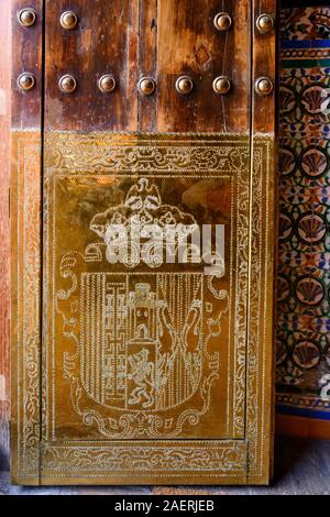 Details von Wappen Relief auf die Wände der Kirche, der Kirche von San Bartolome, Provinz Sevilla, Sevilla, Spanien Stockfoto