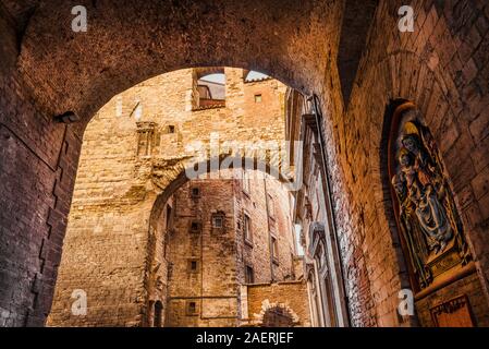 Via delle Volte Straße im historischen Zentrum von Perugia, mit seinen charakteristischen mittelalterlichen Bögen und Gewölbe Stockfoto