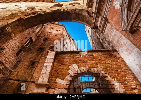 Via delle Volte Straße im historischen Zentrum von Perugia, mit seinen charakteristischen mittelalterlichen Bögen und Gewölbe Stockfoto