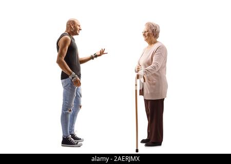 Volle Länge Profil Schuß einer älteren Frau und einem männlichen Hipster in einem Gespräch auf weißem Hintergrund Stockfoto