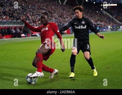 Liverpools Naby Keita (links) und Red Bull Salzburg Masaye Okugawa Kampf um den Ball während der UEFA Champions League Spiel in der Red Bull Arena, Salzburg. Stockfoto