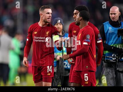 Liverpools Jordan Henderson (links) spricht mit Naby Keita und Joe Gomez (rechts) nach der endgültigen während der UEFA Champions League Spiel in der Red Bull Arena, Salzburg Pfeifen. Stockfoto