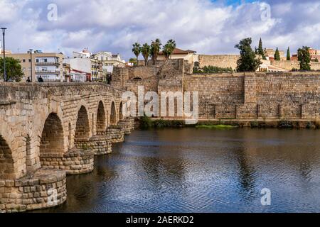 Historische Brücke, die von den Römern erbaut. Es ist das längste erhaltene römische Brücke über den Fluss Guadiana in Mérida, Extremadura, Spanien. Puente Romano Stockfoto