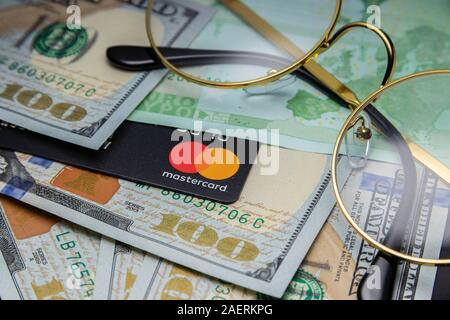Das Finanzkonzept. Gläser und eine Mastercard auf Dollar werden. Cheboksary, Russland, am 25.11.2018.. Stockfoto