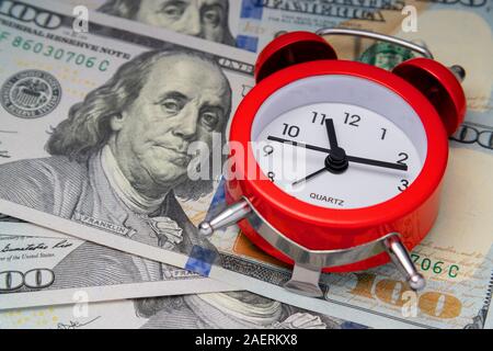 Konzept der Zeit wert. Coole Wecker auf US-Dollar. Cheboksary, Russland, am 25.11.2018.. Stockfoto