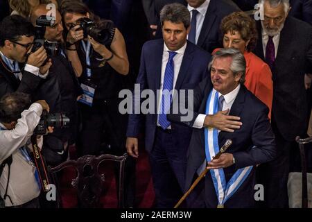 Buenos Aires, der Hauptstadt Argentiniens. 10 Dez, 2019. Alberto FernÃ¡Méndez und Cristina FernÃ¡Méndez de Kirchner übernehmen vor der Gesetzgebenden Versammlung als neuen Präsidenten und Vizepräsidenten der argentinischen Nation. Der scheidende Vizepräsident, Gabriela Michetti, eingeladen, Cristina FernÃ¡Méndez de Kirchner und Alberto FernÃ¡Méndez einen Eid in ihre Positionen als neuer Vice President und President der Nation. Dann, der scheidende Präsident Mauricio Macri platziert die Presidential band und übergab das Zuckerrohr der Teilnehmer. Fernandez, der bereits Präsident, gab seine erste Botschaft an den Kongress, die las Stockfoto