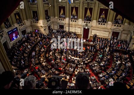 Buenos Aires, der Hauptstadt Argentiniens. 10 Dez, 2019. Alberto FernÃ¡Méndez und Cristina FernÃ¡Méndez de Kirchner übernehmen vor der Gesetzgebenden Versammlung als neuen Präsidenten und Vizepräsidenten der argentinischen Nation. Der scheidende Vizepräsident, Gabriela Michetti, eingeladen, Cristina FernÃ¡Méndez de Kirchner und Alberto FernÃ¡Méndez einen Eid in ihre Positionen als neuer Vice President und President der Nation. Dann, der scheidende Präsident Mauricio Macri platziert die Presidential band und übergab das Zuckerrohr der Teilnehmer. Fernandez, der bereits Präsident, gab seine erste Botschaft an den Kongress, die las Stockfoto