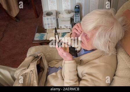 Bevor sie ihren Ehemann, die im Krankenhaus Kranke zu besuchen, die 90 Jahre alte ältere Dame versucht, um sich präsentabel aussehen. Stockfoto