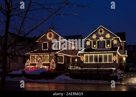Bunte Weihnachtsdekorationen auf Wohnungen in Bay Ridge Brooklyn, New York, USA Stockfoto