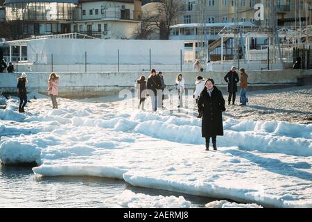 Odessa, Ukraine - Februar, 16 2017: eine gefrorene Küste des Schwarzen Meeres mit Eis bei Sonnenuntergang abgedeckt in der Mitte der Stadt Odessa, Arcadia Strand Stockfoto