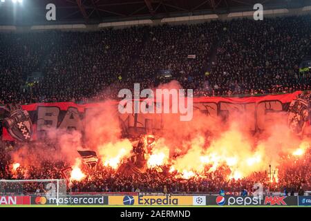 Amsterdam, Holanda. 10 Dez, 2019. Ajax Fans vor dem UEFA Champions League Spiel zwischen Ajax und Valencia. Das Spiel nahm an der Johan Cruyff Arena in Amsterdam, Holland. Credit: Richard Callis/FotoArena/Alamy leben Nachrichten Stockfoto