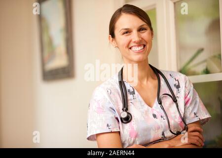 Portrait von fröhlichen weiblichen Krankenschwester. Stockfoto