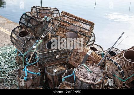 Hummer und Krabben Töpfe auf dem Dock. Galizien, Spanien Stockfoto