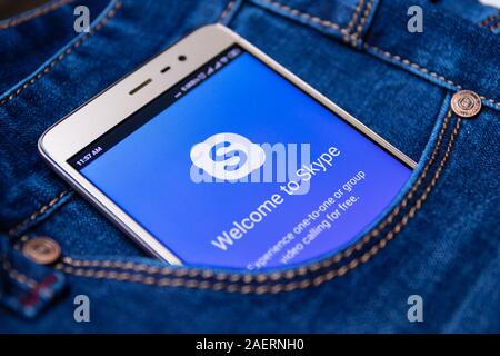 Symbol Skype auf dem Bildschirm eines Smartphones in ihre jeans Tasche. Cheboksary, Russland, 02/17/2019 Stockfoto