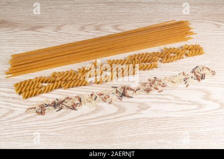 Mix raw Rices und Vollkorn Spaghetti und Fusilli Stockfoto