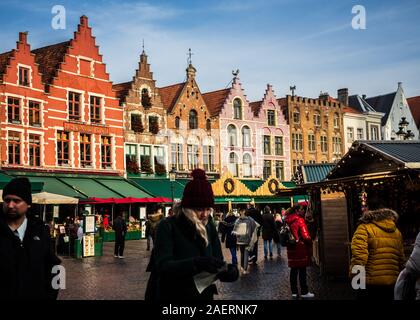 Brügge, Belgien - Dezember 5, 2019: die Menschen in der Weihnachtszeit Marktplatz von Brügge. Stockfoto