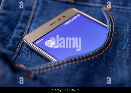 Viber das Symbol auf dem Bildschirm eines Smartphones in ihre jeans Tasche. Cheboksary, Russland, 02/17/2019 Stockfoto