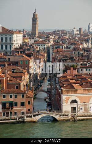 Venedig Italien: Luftaufnahme der Bezirk Dorsoduro, Kanal Rio de La Fornace, der schiefe Kirchturm der Kirche Santo Stefano Stockfoto