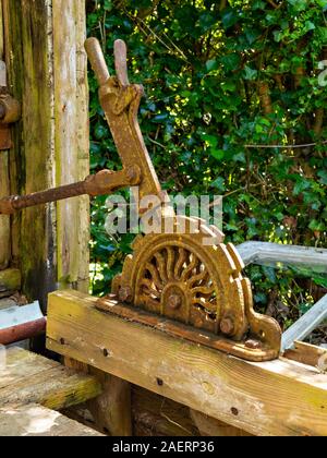 Alten rostigen viktorianische gusseiserne Gewächshaus Fenster Opener/näher Mechanismus, Colonsay House Gardens, Insel Colonsay, Schottland, Großbritannien Stockfoto