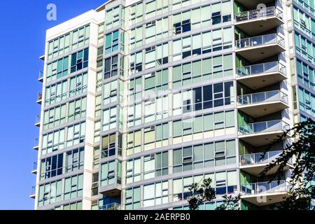 Außenansicht des modernen Mehrfamilien Wohnhaus mit großen Glasfenstern; San Francisco, Kalifornien Stockfoto