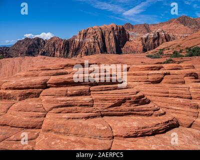 Klippen und cross-Sandstein, versteinerte Dünen, Snow Canyon State Park, St. George, Utah. Stockfoto