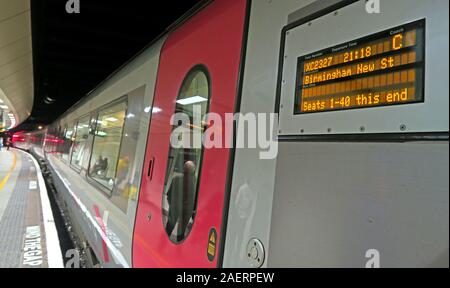 Cross Country Train, TOC, Bahnhof Birmingham New Street, Station St, Birmingham, England, Großbritannien, B2 4QA Stockfoto