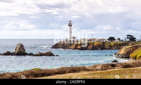 Panoramablick auf den Felsen in der Nähe der Pigeon Point Lighthouse am Pazifischen Ozean Küste an einem sonnigen Tag; Pescadero, San Francisco Bay Stockfoto