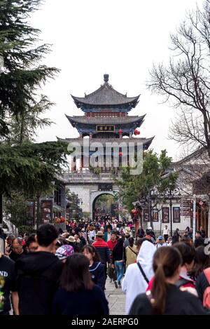 März 12, 2019: Die Menschen auf den Straßen der Altstadt von Dali Yunnan, China Stockfoto