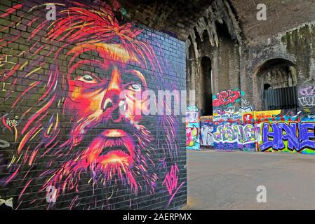 Gesicht Graffiti städtischen Street Art, in Floodgate St, Digbeth, Bordesley & Highgate, Birmingham, West Midlands, England, Großbritannien, B5 5 Stockfoto