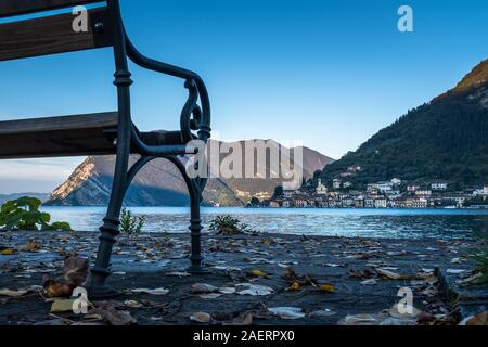 Ungewöhnlicher Anblick von Iseo See nach Peschiera Maraglio, einer kleinen Stadt auf der Insel Monte Isola (Lombardei, Italien). Stockfoto