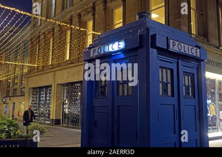DR WHO, Polizeikasten, Tardis, Glasgow, Stadtzentrum, Schottland, Großbritannien, Abenddämmerung, früher Abend Stockfoto