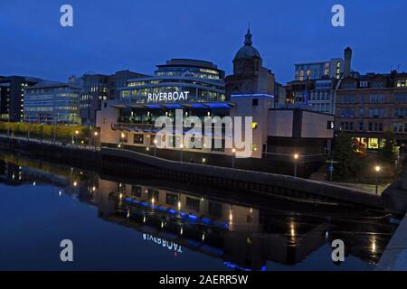 Grosvenor Casino Panorama, Glasgow Riverboat, Clyde River, 61 Broomielaw, Glasgow, Schottland, Großbritannien, G1 4RJ, bei Dämmerung, Abend Stockfoto