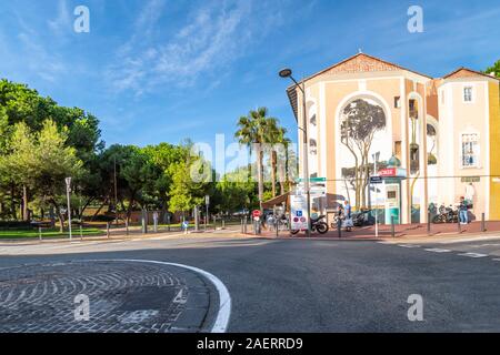 Street Art in der Form von einem Baum auf der Seite Fassade eines Gebäudes an der Französischen Riviera in der luxuriösen Badeort Antibes Juan-les-Pins gemalt. Stockfoto