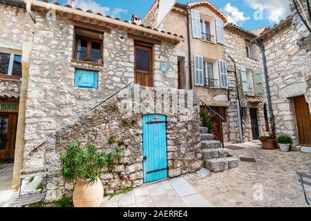 Eine malerische Sackgasse Innenhof Gasse im mittelalterlichen Bergdorf Gourdon in den Alpes-Maritimes Berge im Süden Frankreichs. Stockfoto