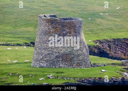 Mousa Broch in Shetland ist das höchste Broch noch und ist einer der am besten erhaltenen prähistorischen Bauten in Europa. Erbaut C. 100 v. Chr.. Stockfoto