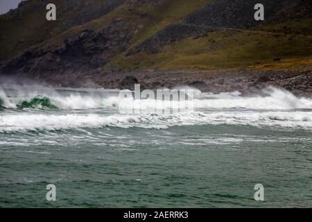 Norwegische See. Unstad, Norwegischen Dorf auf der Lofoten. Norwegische Küste. Winter Wasser Sport. Stockfoto