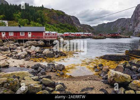 Traditionelle rote Holzhäuser, Rorbuer im kleinen Fischerdorf Nusfjord, Lofoten, Norwegen. Stockfoto