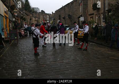 Morris Dancers in Main Street, Haworth vor dem Fackelumzug Stockfoto