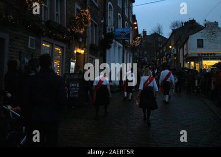 Morris Dancers in Main Street, Haworth vor dem Fackelumzug Stockfoto