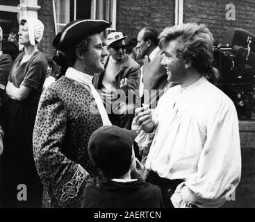 Regisseur Tony Richardson im Kostüm für ein bisschen Teil als Squire Western Steward und Albert Finney auf offener auf Filmaufnahmen Tom Jones 1963 Regisseur Tony Richardson Drehbuch John Osborne Roman Henry Fielding Woodfall Filmproduktionen/United Artists eingestellt Stockfoto