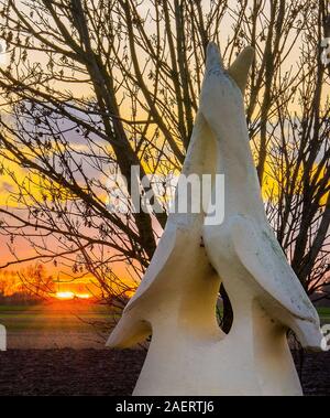 Maison de la baie de Somme et de l'oiseau, Monument en pierre représentant des oiseaux, au Soleil couchant, hauts de france, picardie maritime. Stockfoto