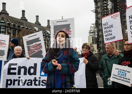 London, Großbritannien. 25. November 2019. NHS Arzt Sonia Adesara Mitkämpfer aus unserem NHS Öffentlichkeit, Gesundheit Kampagnen zusammen halten Adressen besitzen wir es und Globa Stockfoto