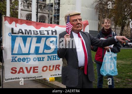 London, Großbritannien. 25. November 2019. Aktivisten aus unserem NHS Öffentlichkeit, Gesundheit Kampagnen zusammen halten, haben wir eigene It und globale Gerechtigkeit jetzt Protest im Parlament Stockfoto