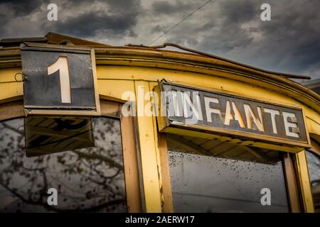 Nahaufnahme von retro Holz- Straßenbahn Linie 1 Infante in Porto Stockfoto