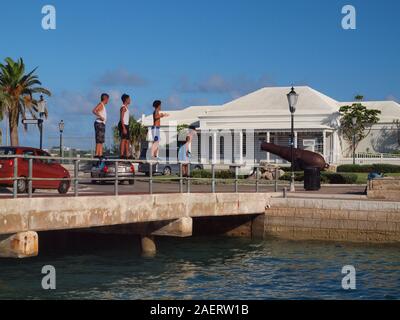 Drei Kinder vorbereiten auf Tauchgang vom Ordnance Insel Brücke in St. George, Bermuda. etwas gefährlich, aber berauschend. Stockfoto