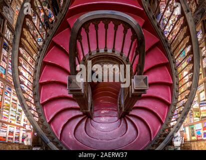 Blick auf den bunten Holztreppe der Buchhandlung Lello in Porto, Portugal, dass Harry Potter inspiriert Stockfoto