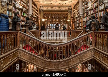 Blick auf den bunten Holztreppe der Buchhandlung Lello in Porto, Portugal, dass Harry Potter inspiriert Stockfoto