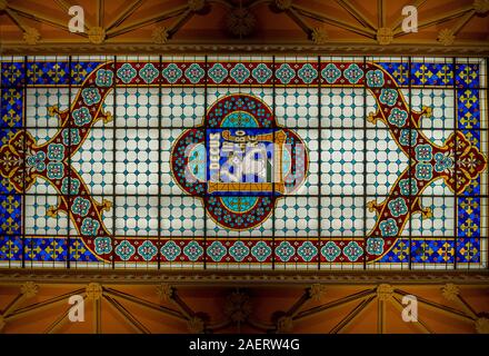 Ansicht der Buntglasfenster an der Decke der Buchhandlung Lello in Porto, Portugal, inspiriert Harry Potter Stockfoto