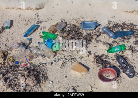 Stichprobe von Kunststoffabfällen an einem Strand an der Riviera Maya in Mexiko in der Nähe von Tulum Stockfoto