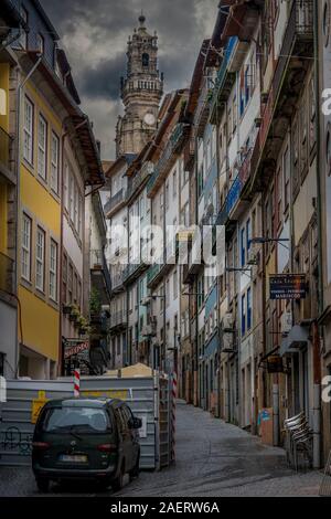 Gemütliche kleine Straße in der Innenstadt von Porto mit Blick auf Torre dos Clerigos Stockfoto